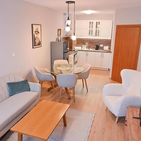2 Luxurious One Bedroom 5 Minute Walk From The Gondola Station דירה