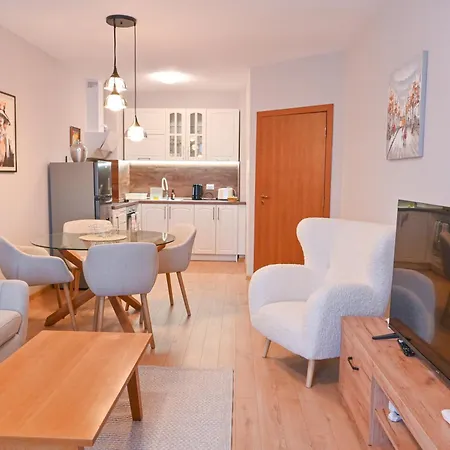 2 Luxurious One Bedroom 5 Minute Walk From The Gondola Station בנסקו