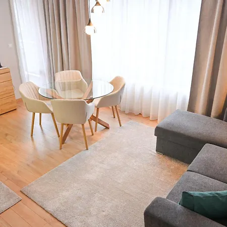 2 Luxurious One Bedroom 5 Minute Walk From The Gondola Station *