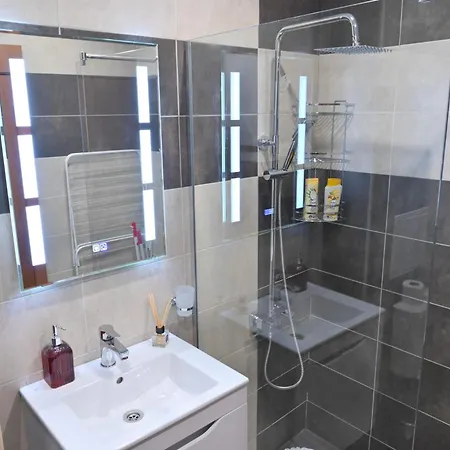 2 Luxurious One Bedroom 5 Minute Walk From The Gondola Station דירה