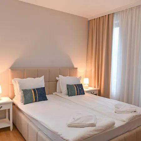 2 Luxurious One Bedroom 5 Minute Walk From The Gondola Station בנסקו