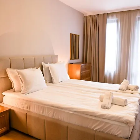 2 Luxurious One Bedroom 5 Minute Walk From The Gondola Station *