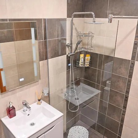 2 Luxurious One Bedroom 5 Minute Walk From The Gondola Station *