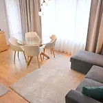 2 Luxurious One Bedroom 5 Minute Walk From The Gondola Station *