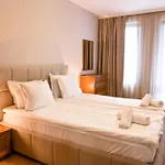 2 Luxurious One Bedroom 5 Minute Walk From The Gondola Station *