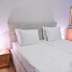 Διαμέρισμα 2 Luxurious One Bedroom 5 Minute Walk From The Gondola Station *