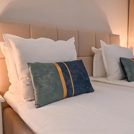 2 Luxurious One Bedroom 5 Minute Walk From The Gondola Station Apartment